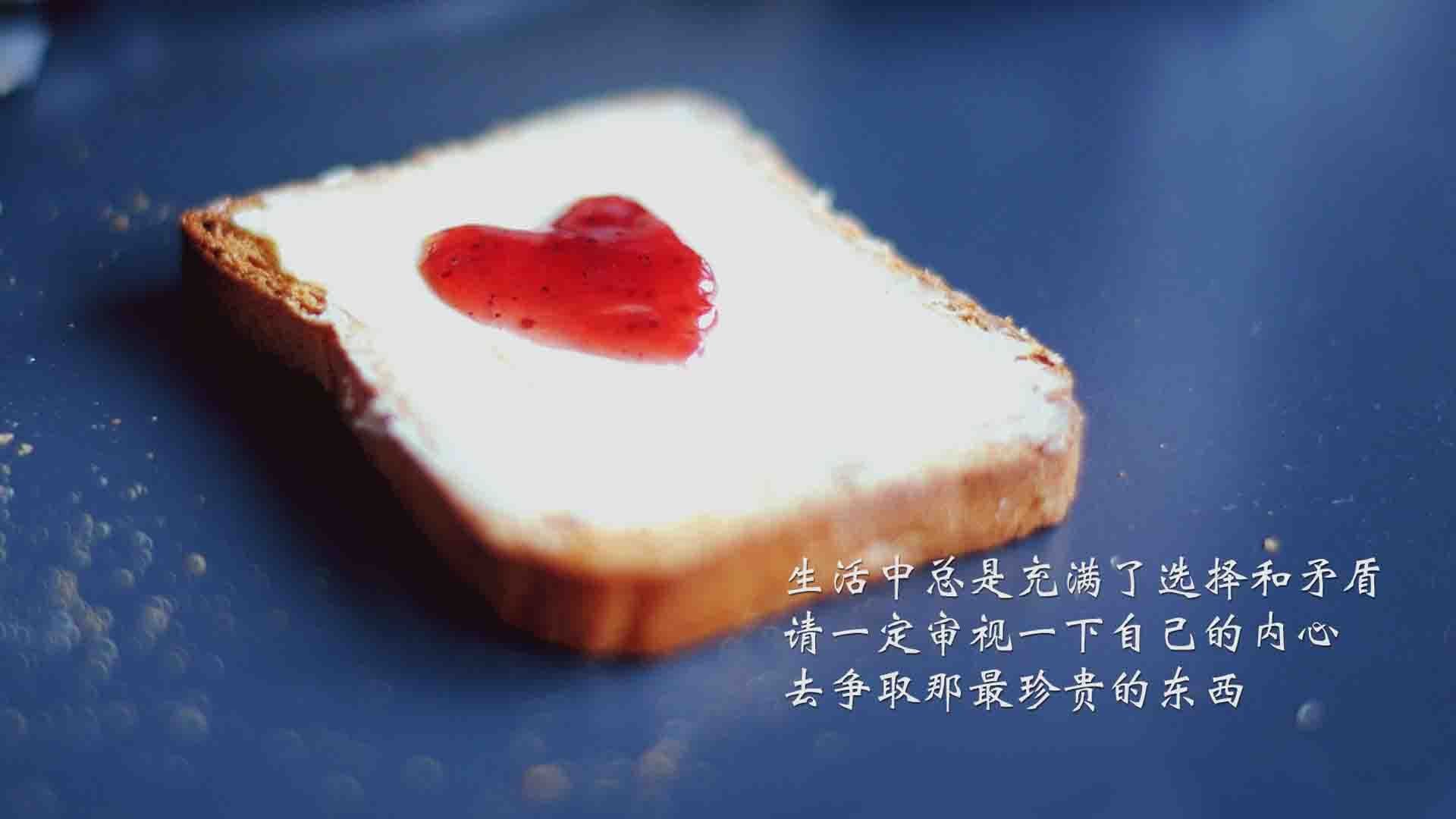 “简阳文体中心篮球赛：战术与冲劲交织，赛场不断突破”